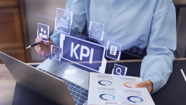 KPI-acroniem Key Performance Indicator voor bedrijfsplanning en het meten van de succesdoelstellingen op het virtuele scherm van de laptop