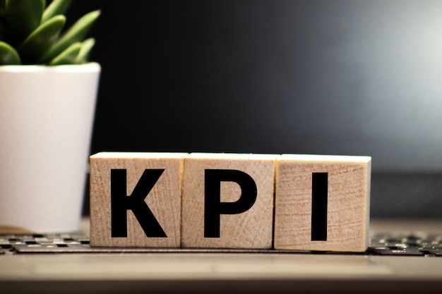 KPI (木のブロックで書かれた言葉) キーパフォーマンスインディケーター