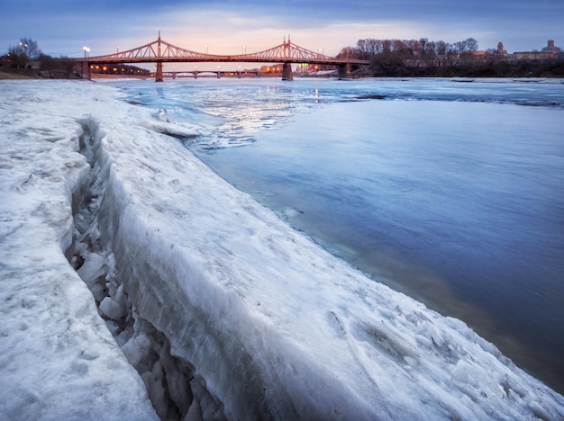 Kraak het ijs van de rivier en de brug in Tver