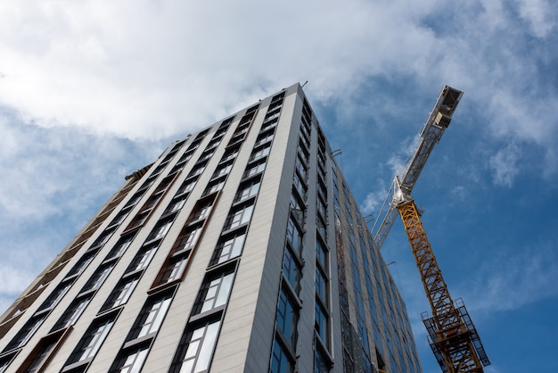 Foto kraan en bouwconstructieplaats tegen blauwe hemel