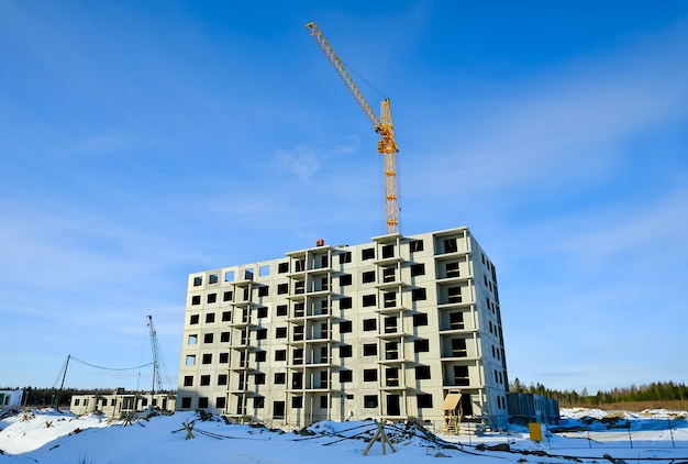 Kraan en onafgewerkt huis Bouwconstructie