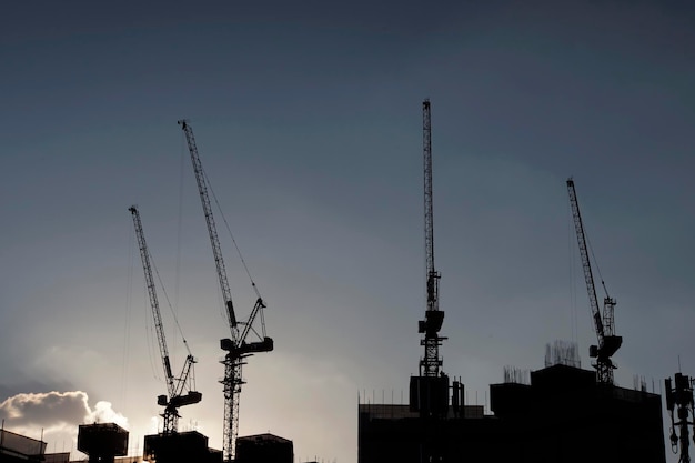 Kraan ingesteld silhouet bovenop gebouw met prachtige zonsondergang op de achtergrond