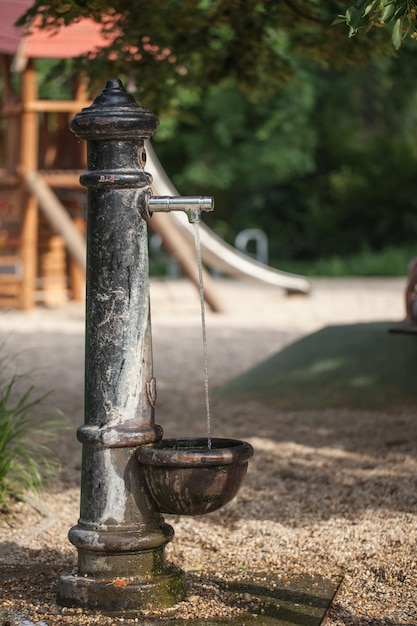 Kraan met helder water in de straat bij de speeltuin in boedapest