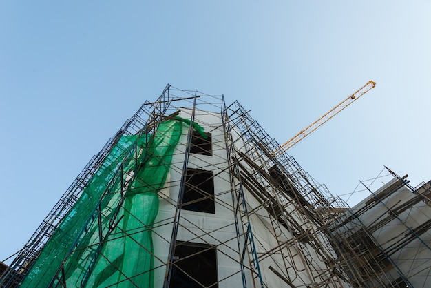 Kraan wordt gebruikt bij de constructie van gebouwen.