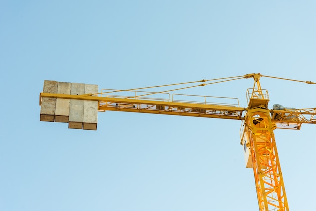 Kraan wordt gebruikt bij de constructie van gebouwen.