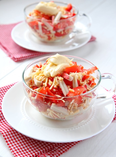 Krabsalade met tomaten, peper en kaas