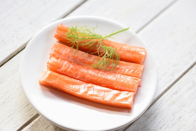 Krabstokken op witte plaat, Verse krabstokken surimi klaar om Japans voedsel te eten