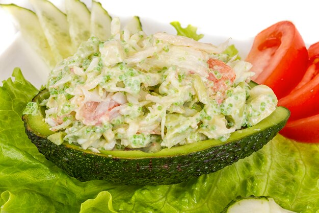 Krabvleessalade met groene kaviaar in avocado japan cusine