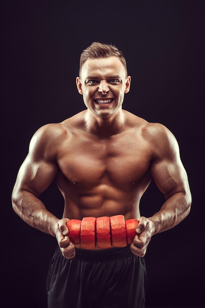 Kracht kracht uitstekend lichaam bodybuilding sport concept jonge knappe gespierde fit man demonstreren