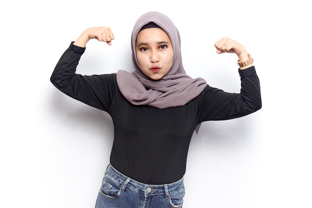 Kracht tonen en armen van mooie moslim aziatische vrouwen kleden sluier of hijab en zwart shirt