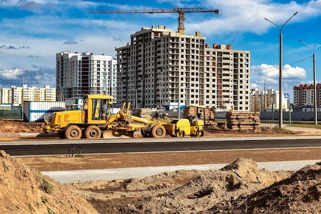 Krachtige bouwmachines voor de bouw van een nieuwe faciliteit bouwmachines voor grondverzet moderne bouwplaats graafmachines bulldozers laders graders