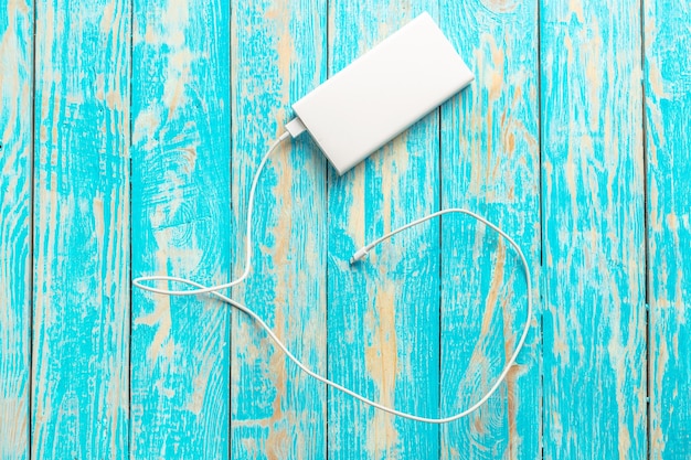 Foto krachtige externe batterij met usb-kabel