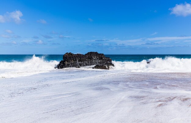 Krachtige golven stromen over rotsen bij Lumahai Beach Kauai