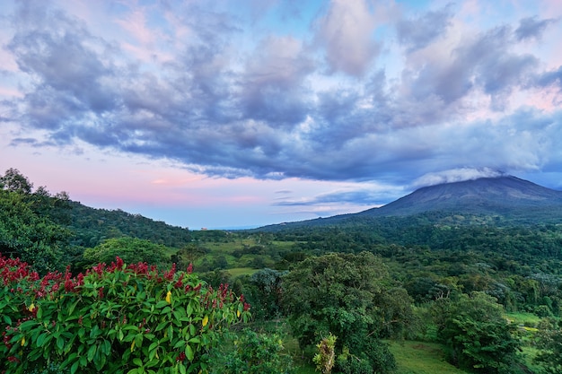 Krachtige luchtwolken &amp; dramatische hemel boven de Arenal-vulkaan bij La Fortuna in Costa Rica