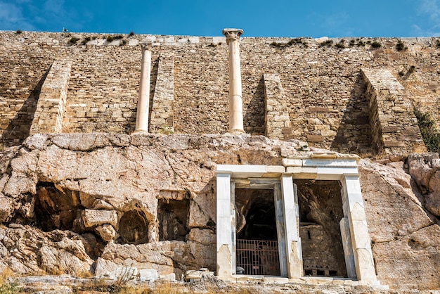 Krachtige muur van de heuvel van de Akropolis in Athene