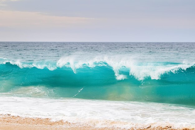 Krachtige oceaanblauwe golven met wit schuim Marien landschap