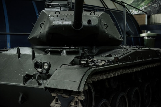 Krachtige oude zwarte tank op de tentoonstelling