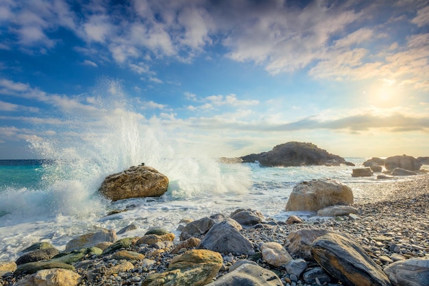 Krachtige zeegolf crash op grote steen in prachtige witte spatten Zeegezicht Panoramisch uitzicht op de kust