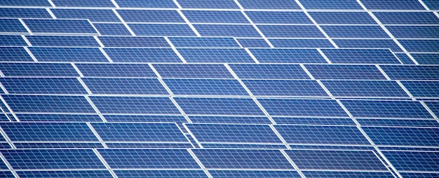 Krachtige zonnepanelen voor het opwekken van elektriciteit uit hernieuwbare bronnen.