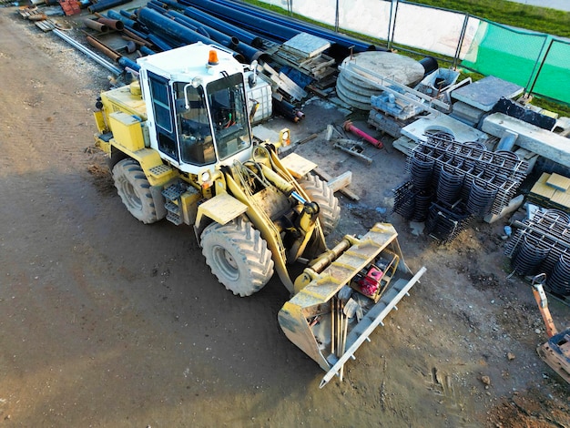 Krachtige zware lader of bulldozer weergave van bovenaf drone fotografie Grondwerken met zwaar materieel op de bouwplaats wegenbouwmachines