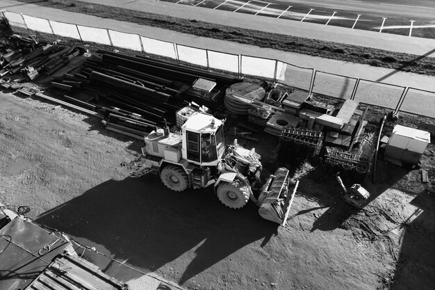 Foto krachtige zware lader of bulldozer weergave van bovenaf drone fotografie grondwerken met zwaar materieel op de bouwplaats wegenbouwmachines