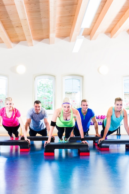 krachttraining in de sportschool doet pushups