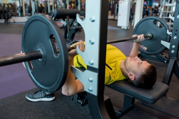 Krachttraining in de sportschool