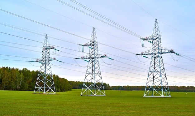 Krachttransmissielijnen op het platteland: