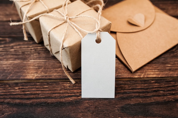 Foto scatole regalo kraft con etichetta su legno