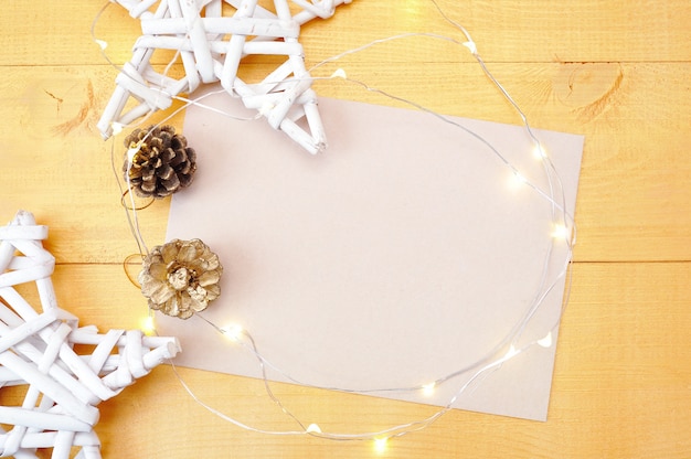 Kraft vel papier, witte kerstster en slinger