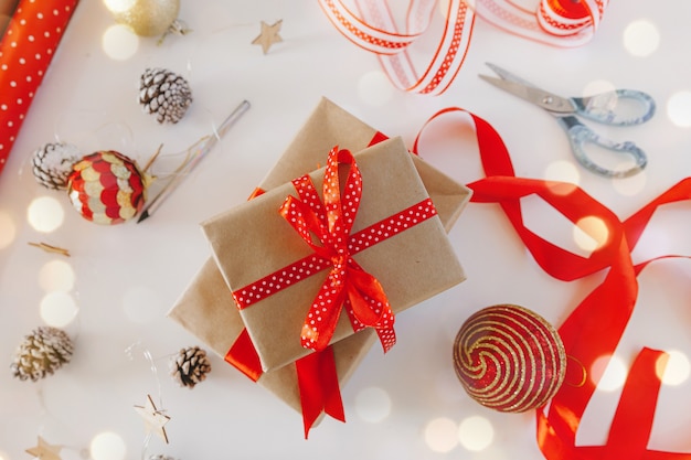 Kraftpapier geschenkdozen met rood lint. uitzicht van boven. gefaseerde cadeauverpakking. Nieuwjaar. plat leggen