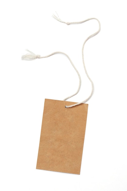 Kraftpapiertag Beige gerecycled craft blank pakketlabel geïsoleerd op witte achtergrond