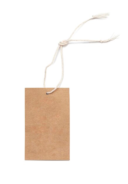 Kraftpapiertag Beige gerecycled craft blank pakketlabel geïsoleerd op witte achtergrond