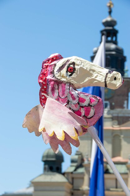 Krakau Malopolska Polen 04062023 De geanimeerde draak die marcheert tijdens de Drakenparade