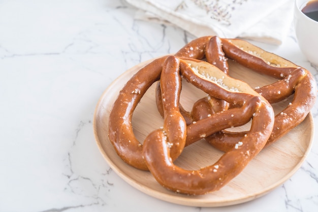 krakeling brood op de plaat