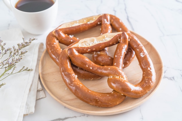 krakeling brood op de plaat