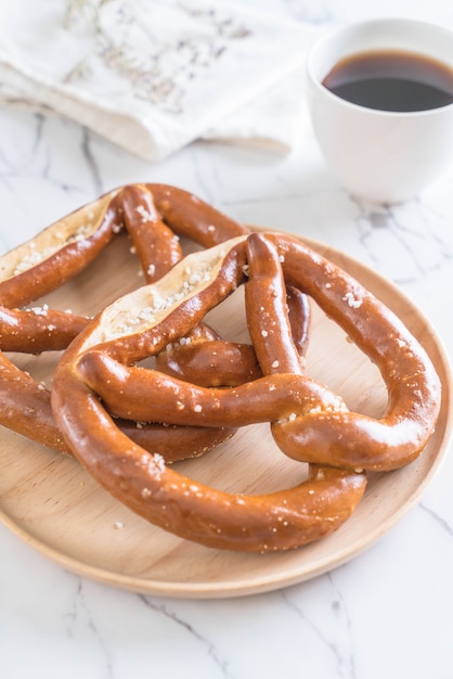 krakeling brood op de plaat