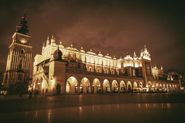 Photo krakow main square poland sepia color grading cracow old town in night