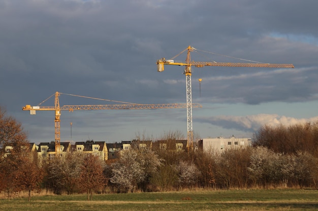 Foto kran op bouwplaats tegen de lucht