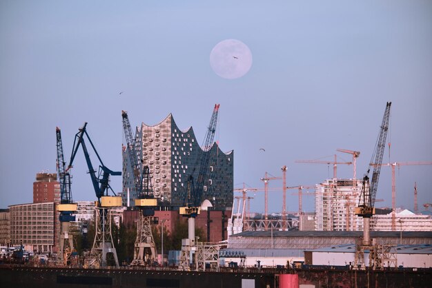 Foto kranen en gebouwen tegen de lucht