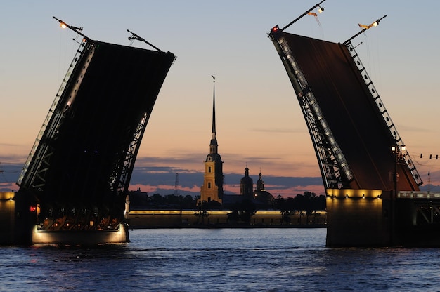 Foto kranen in de stad bij zonsondergang