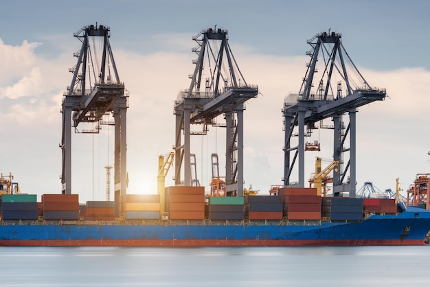 Foto kranen laden overdag containers op een groot vrachtschip