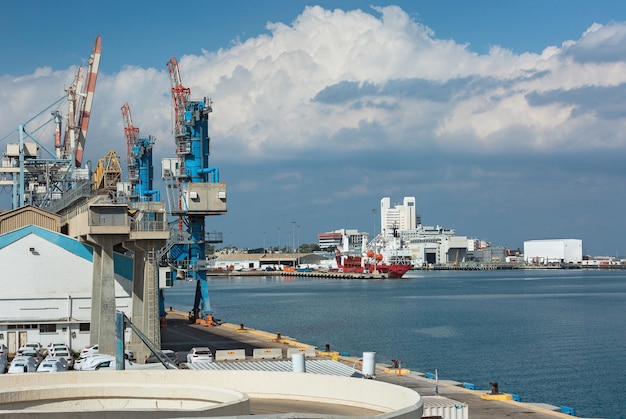 Kranen tegen de lucht in de zeehaven