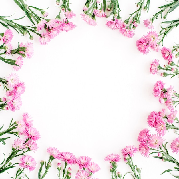 Foto krans frame gemaakt van roze wilde bloemen design