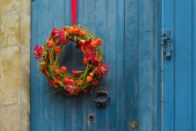 Krans van herfstplanten met physalis orchideeën en calla