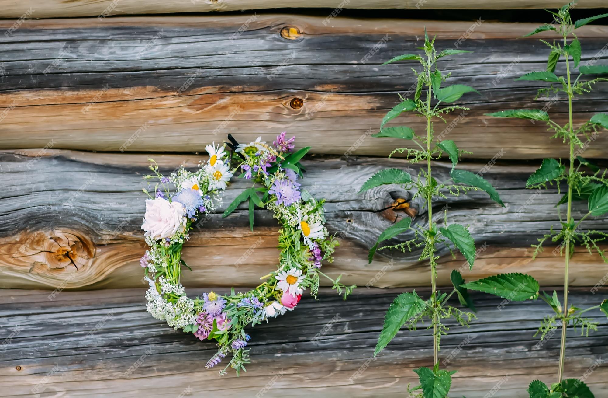 gevangenis Onrechtvaardig Technologie Krans van wilde bloemen die aan de verweerde houten muur hangen bloemdecor in rustieke stijl | Premium Foto gevangenis Onrechtvaardig Technologie Krans van wilde bloemen die aan de verweerde houten muur hangen bloemdecor in rustieke stijl | Premium Foto