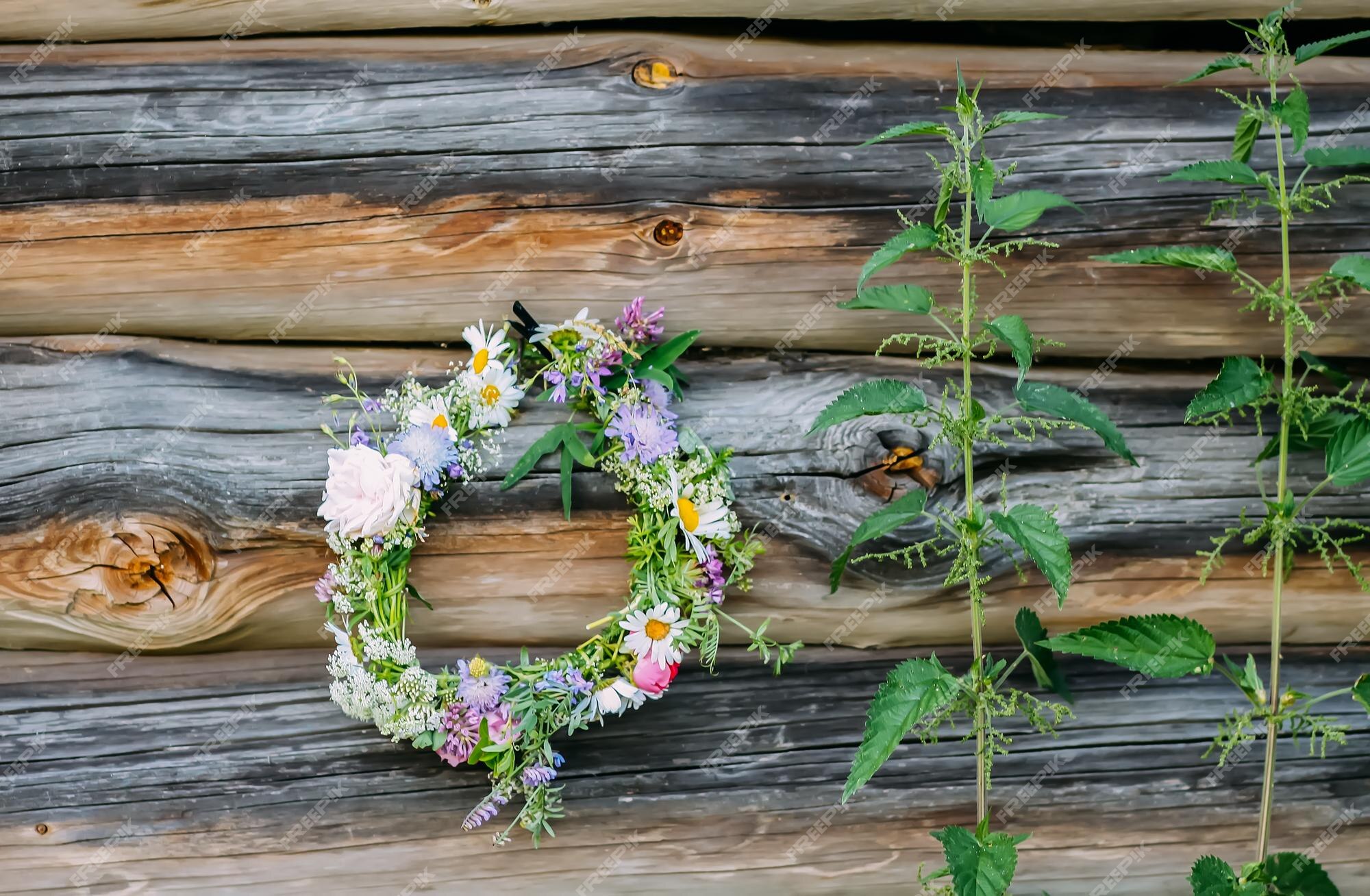 Krans van wilde die aan de verweerde houten muur hangen bloemdecor in stijl | Premium Foto