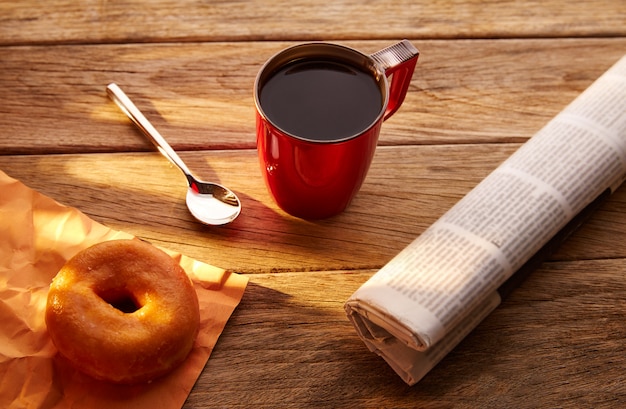 Krant van de koffie de rode kop en het ontbijt van de donaochtend