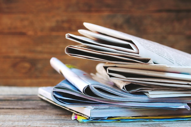 Foto kranten en tijdschriften op oude houten tafel