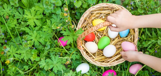 Krashenki zelfgemaakte eieren in de mand en de handen van een kind.